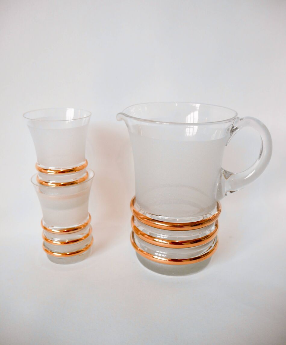 Ensemble composé d'un pichet et de deux grands verres granité blancs et liserés doré, 1960