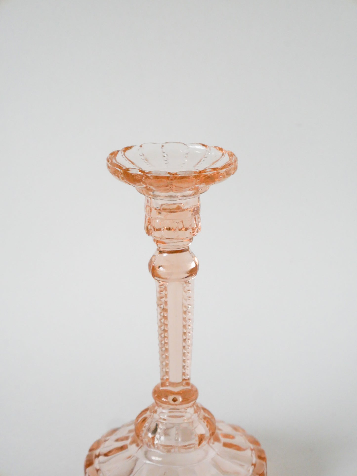 Grand bougeoir en verre moulé, Rose, 1950