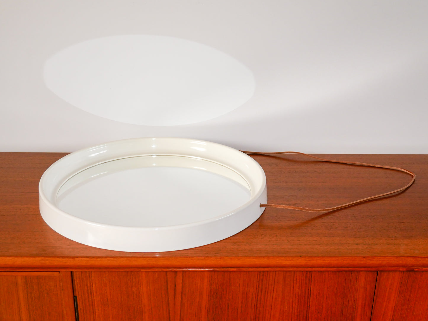 Miroir casquette rond en plexi écru avec lanière en cuir 1970