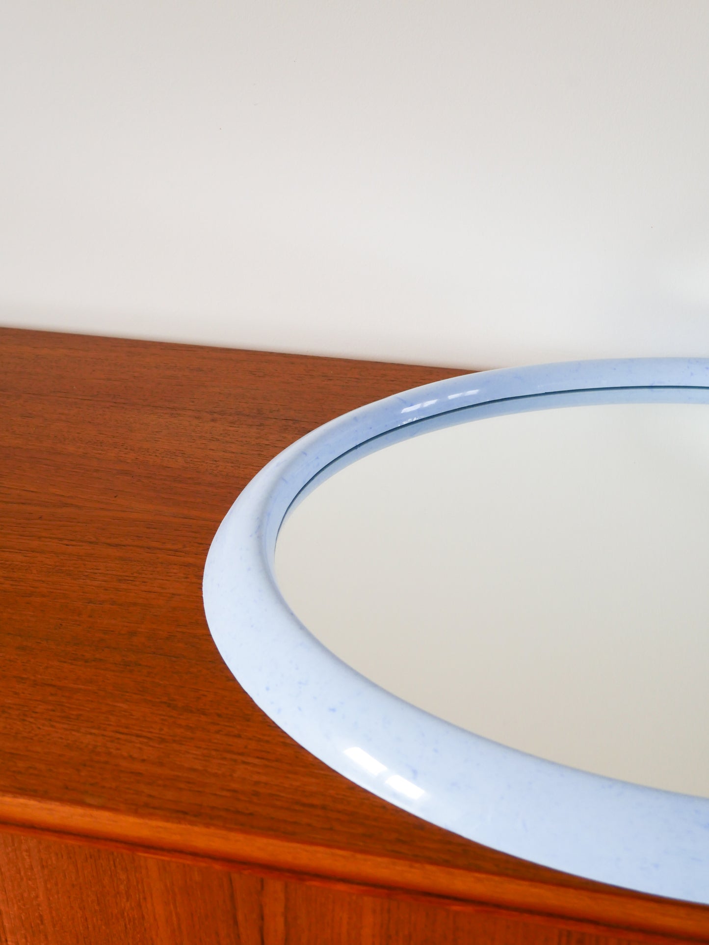 Grand miroir oval en plastique plexi bleu moucheté 1970