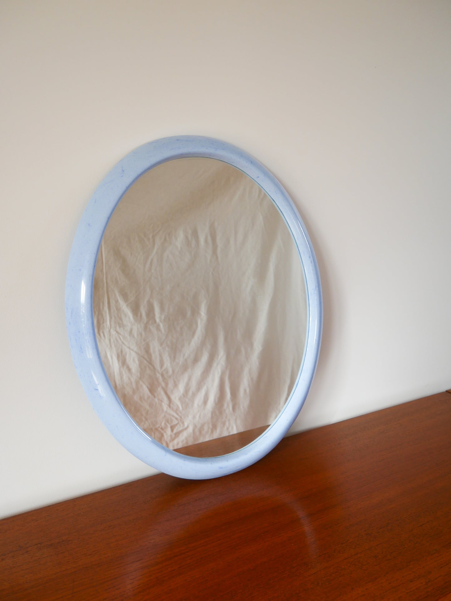 Grand miroir oval en plastique plexi bleu moucheté 1970