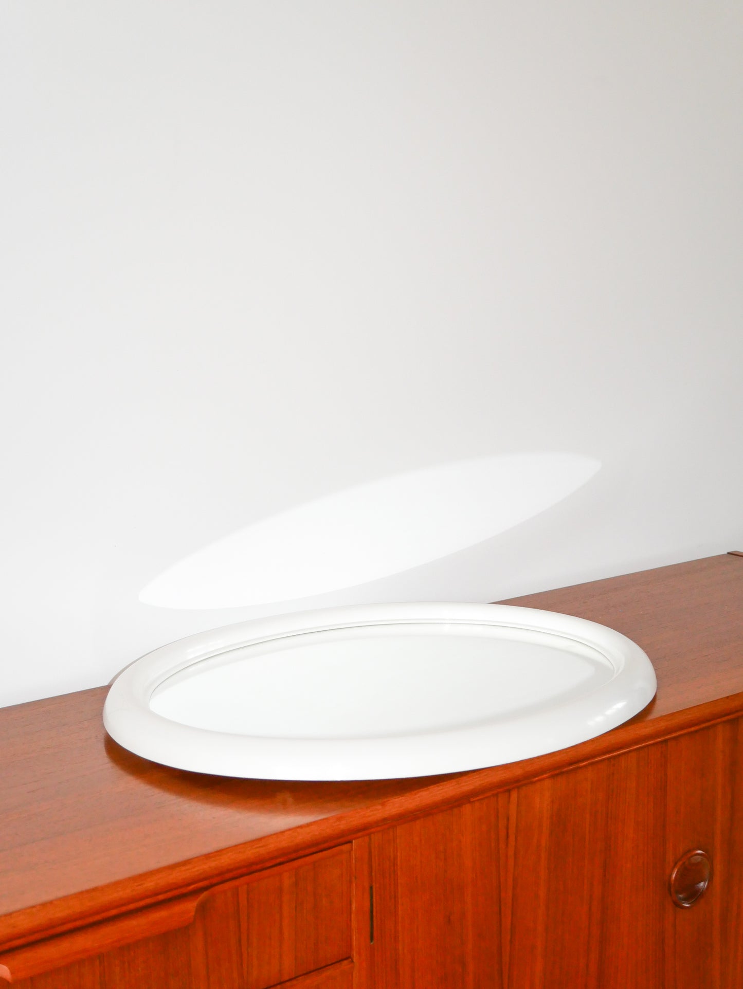 Miroir oval en plexi blanc, Design, 1970