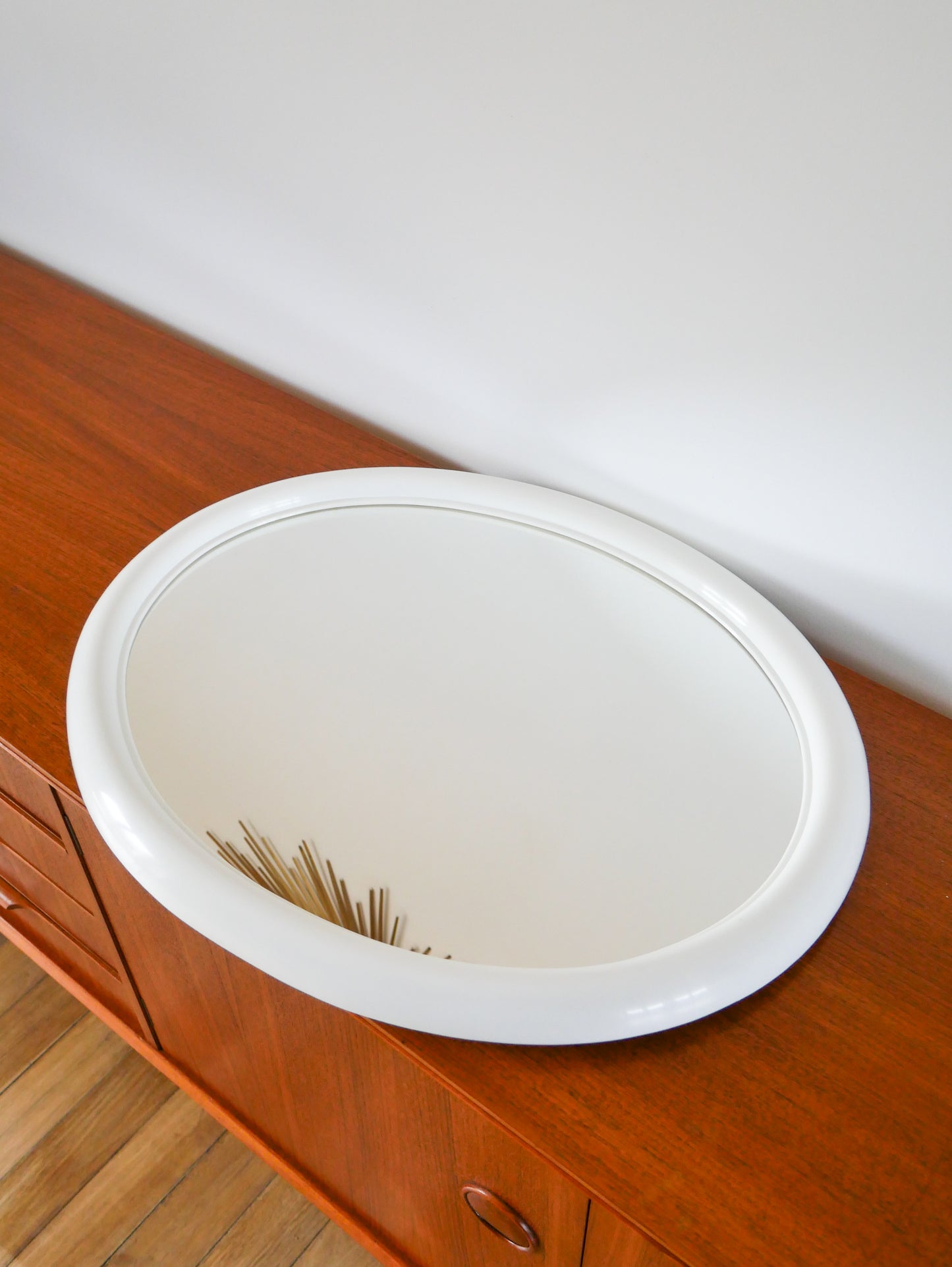 Miroir oval en plexi blanc, Design, 1970