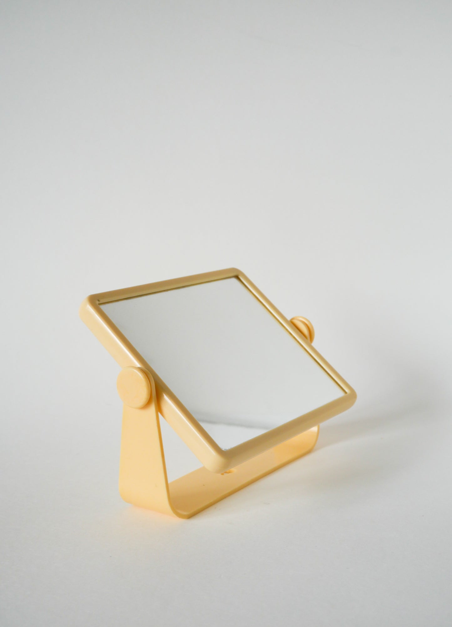 Petit miroir de salle de bain en plastique crème à fixer, 1970