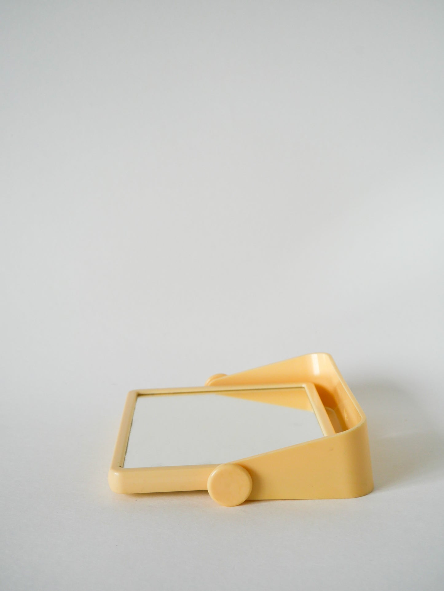 Petit miroir de salle de bain en plastique crème à fixer, 1970