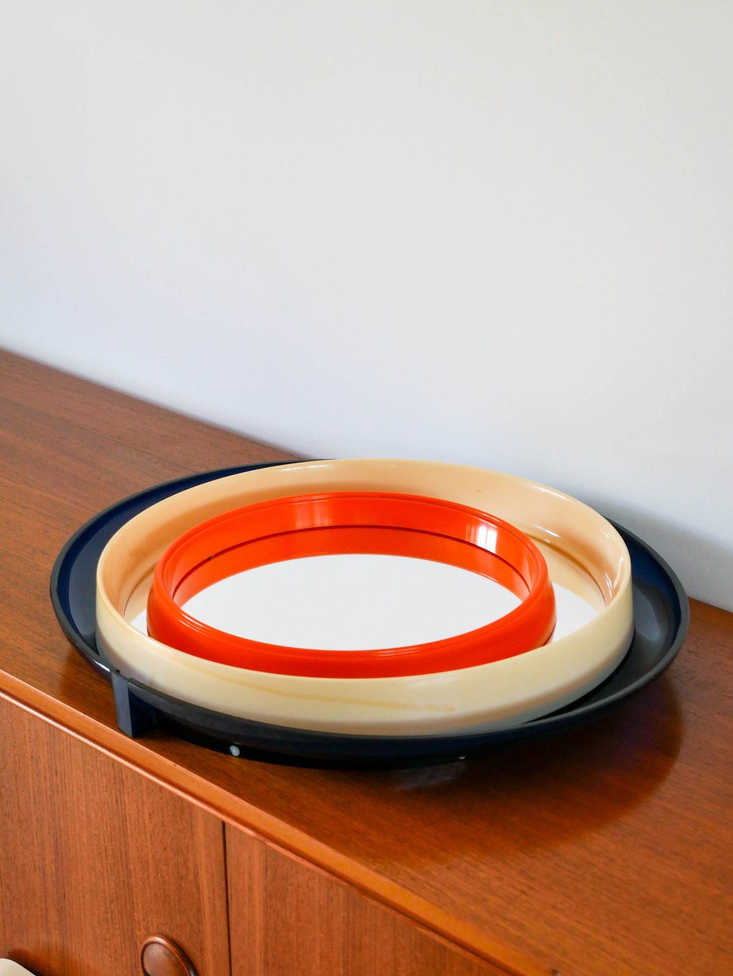 Petit miroir casquette en plexi orange, 1970