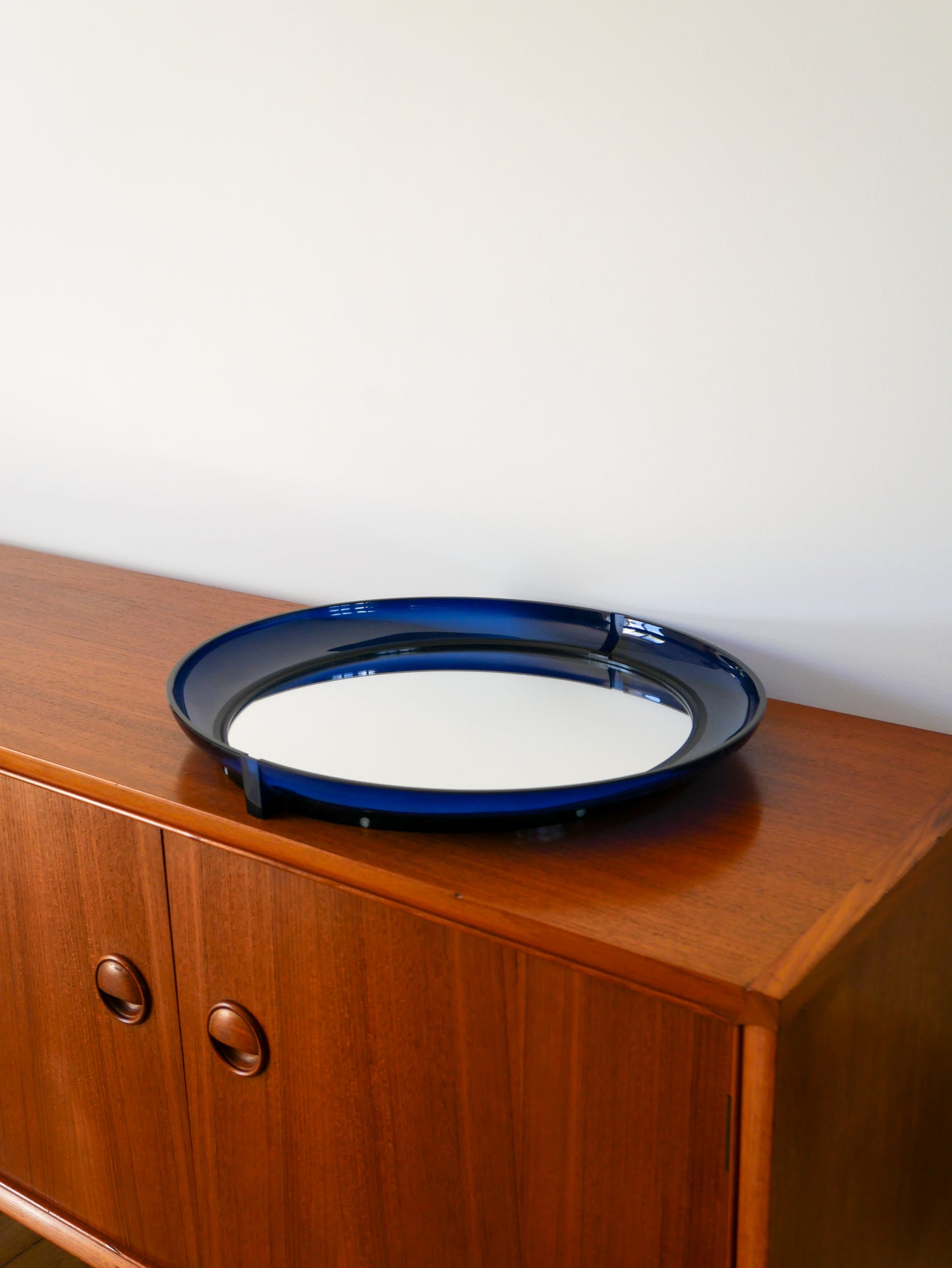 Miroir oval en plexi bleu marine, 1970