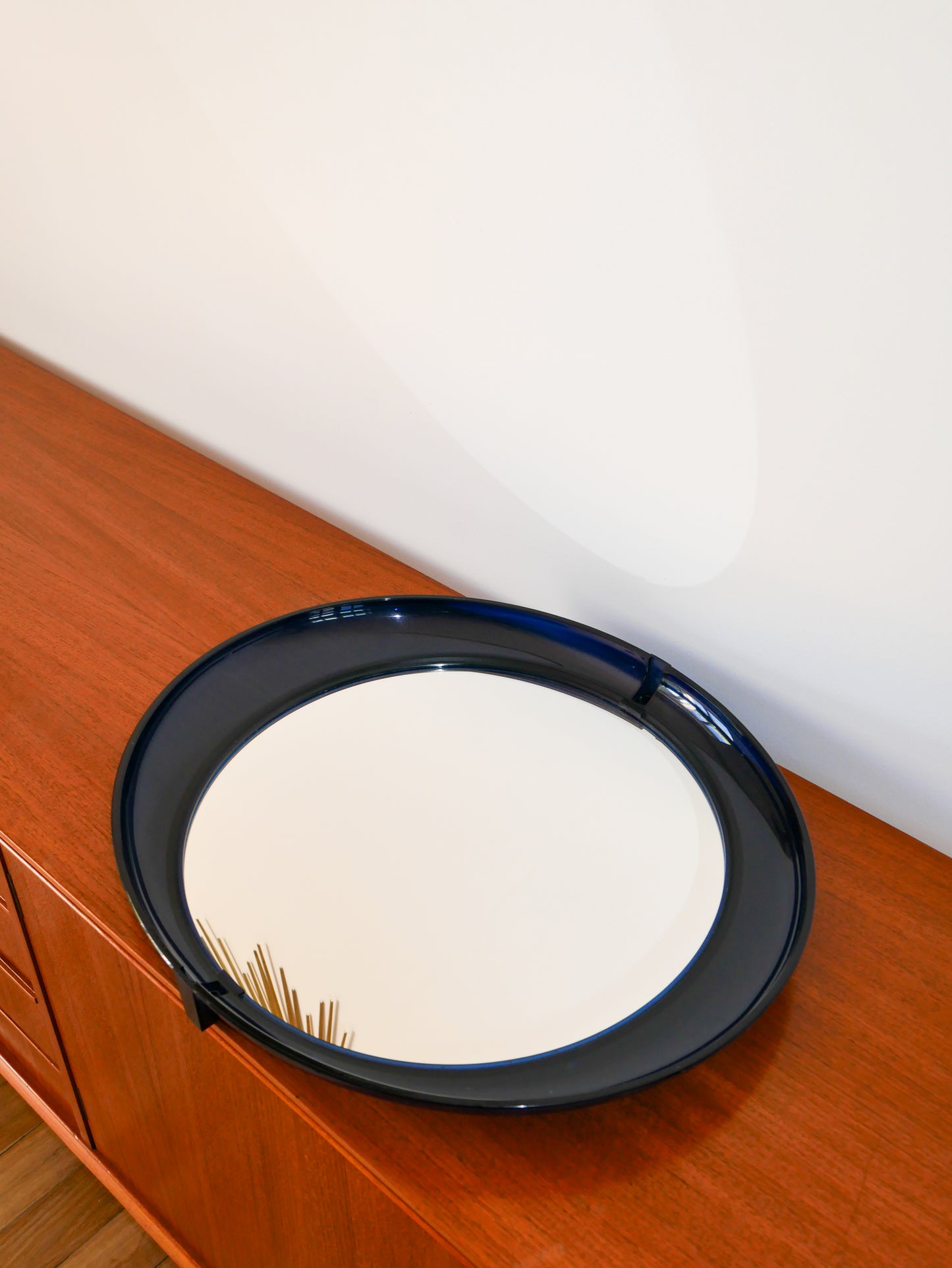 Miroir oval en plexi bleu marine, 1970