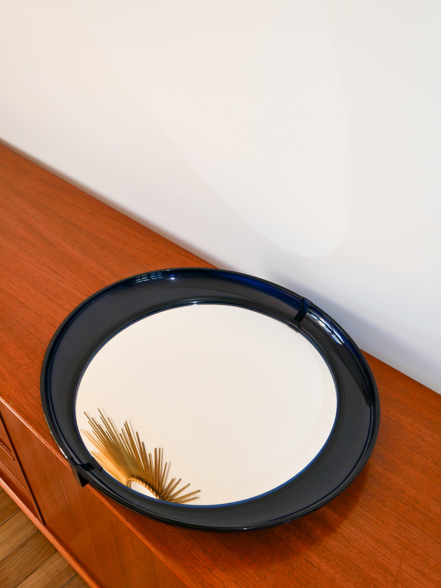 Miroir oval en plexi bleu marine, 1970