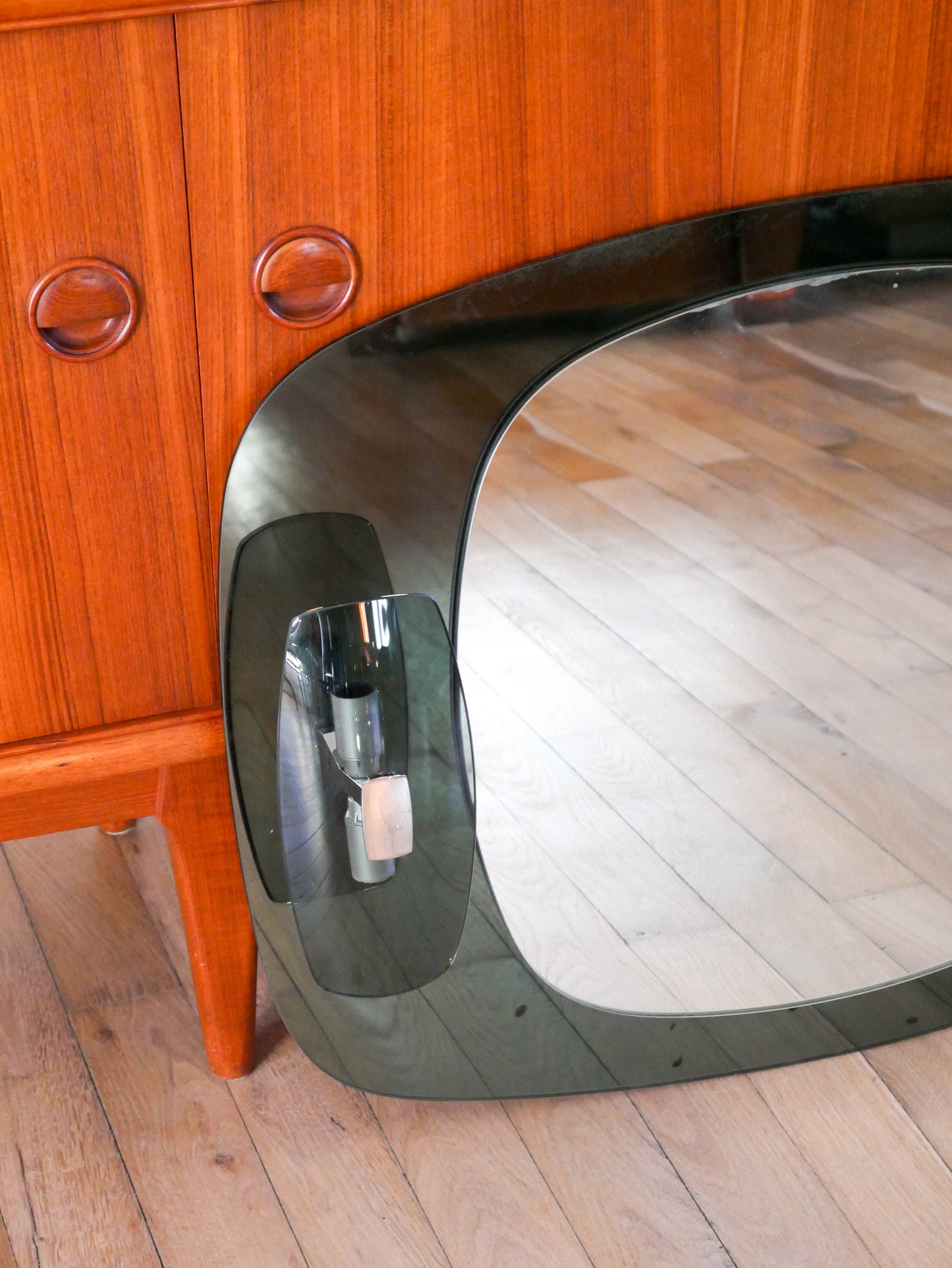 Miroir avec appliques doubles intégrées, en verre fumé, Bleuté, Made in Italy, Design, 1970