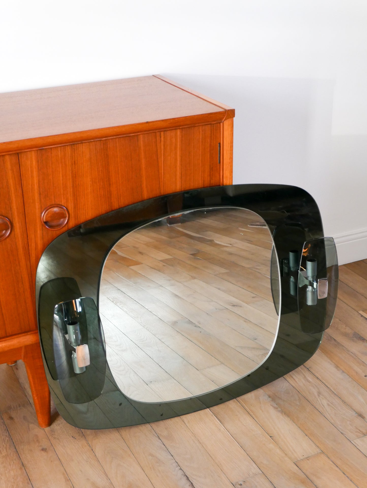 Miroir avec appliques doubles intégrées, en verre fumé, Bleuté, Made in Italy, Design, 1970