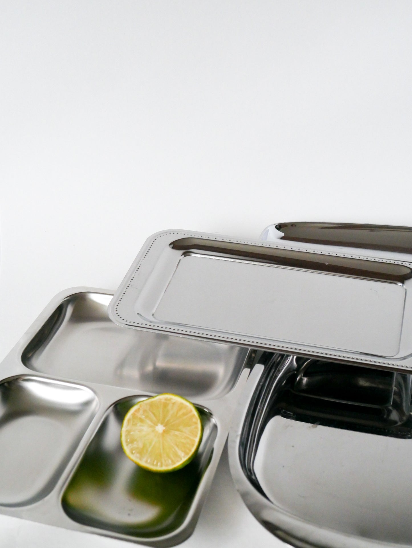 Plat rectangulaire en inox, bords arrondis Design, 1970