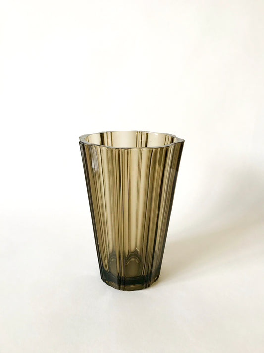 Vase en verre fumé plissé années 70