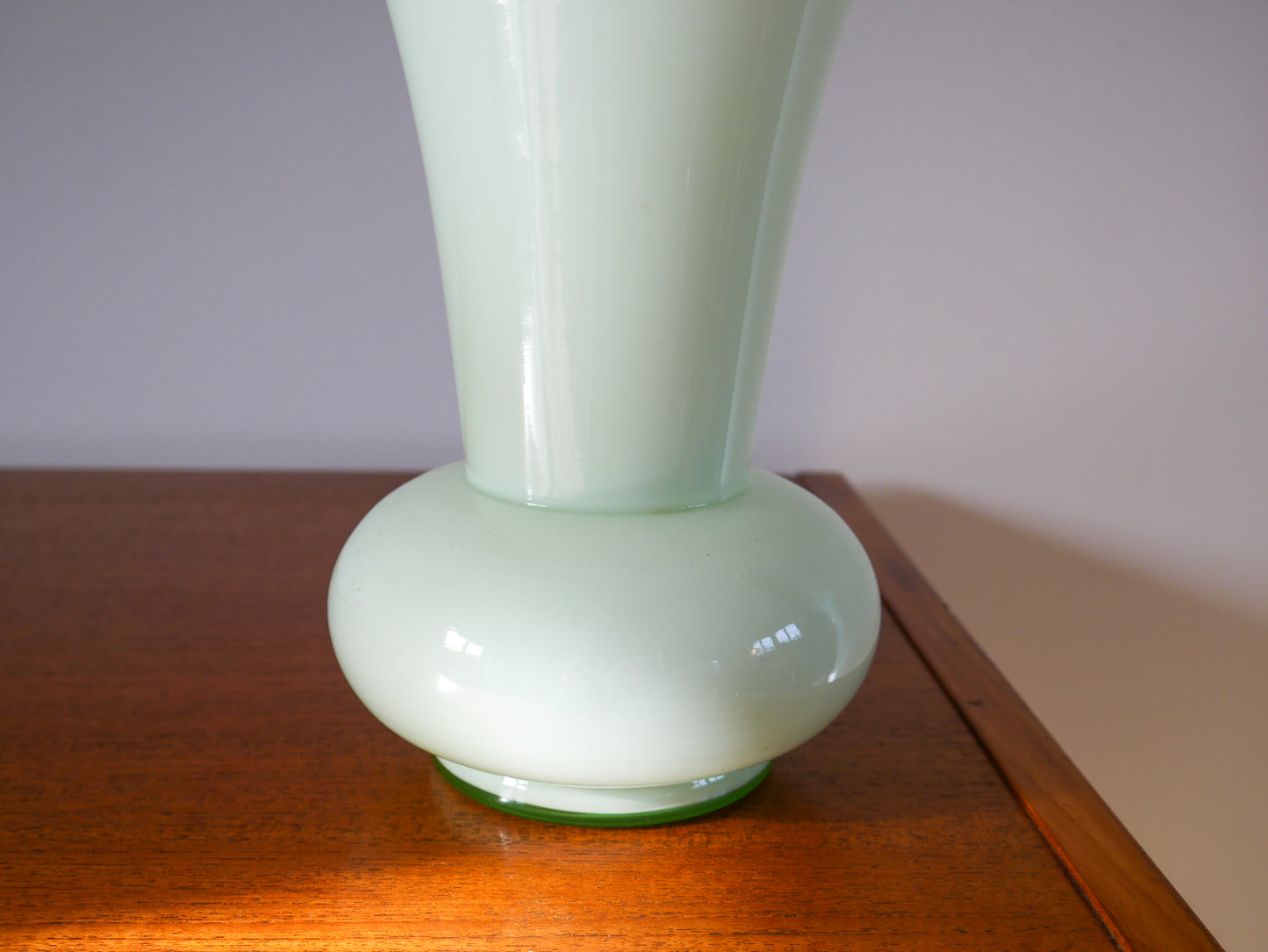 Grand vase en opaline vert opalescent 1970