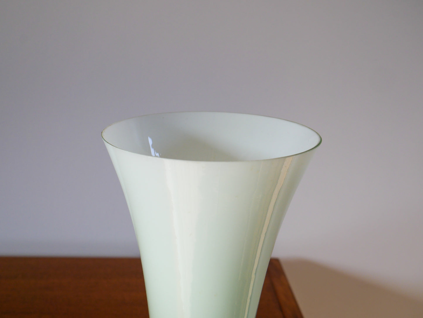 Grand vase en opaline vert opalescent 1970