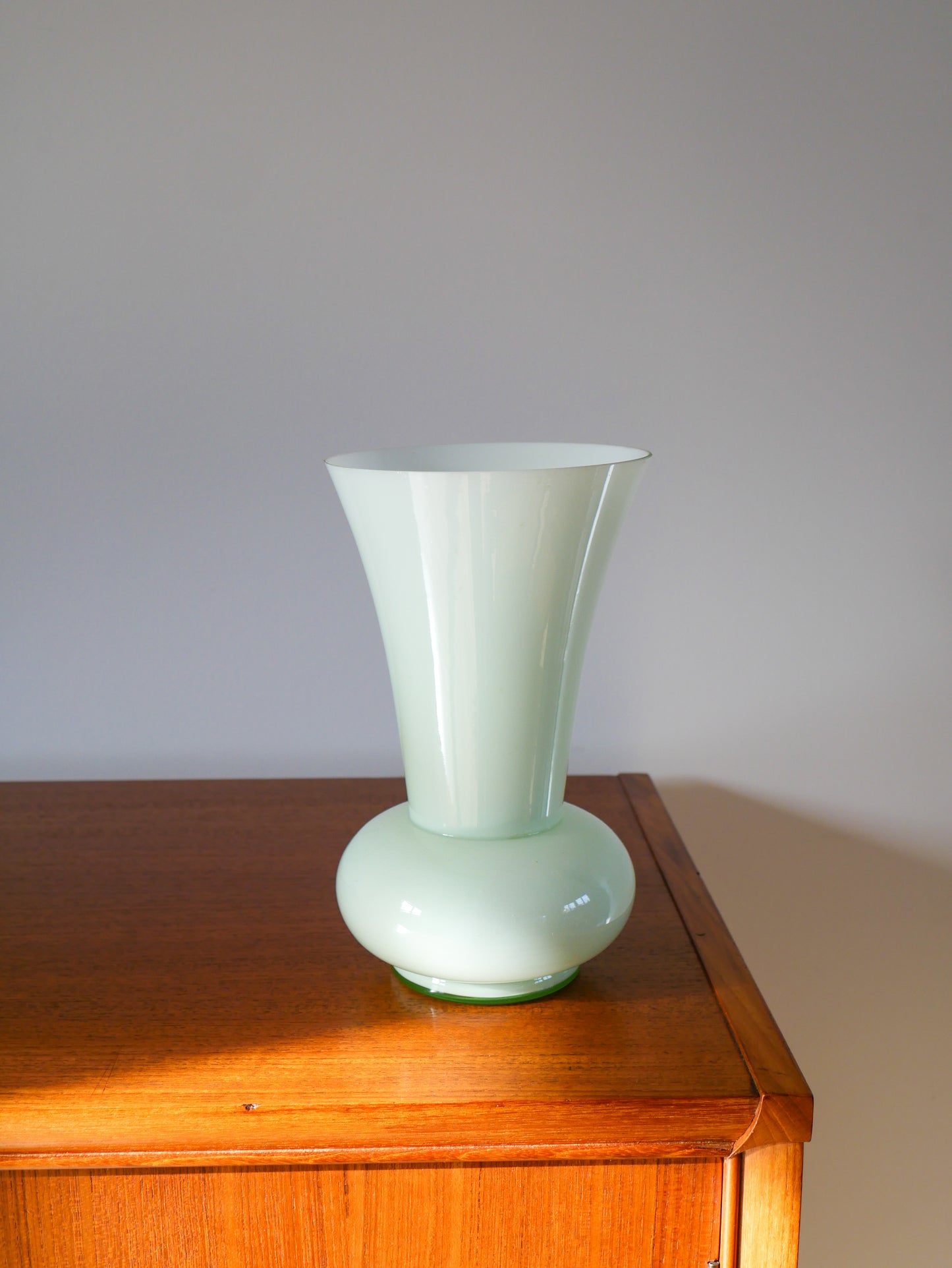 Grand vase en opaline vert opalescent 1970