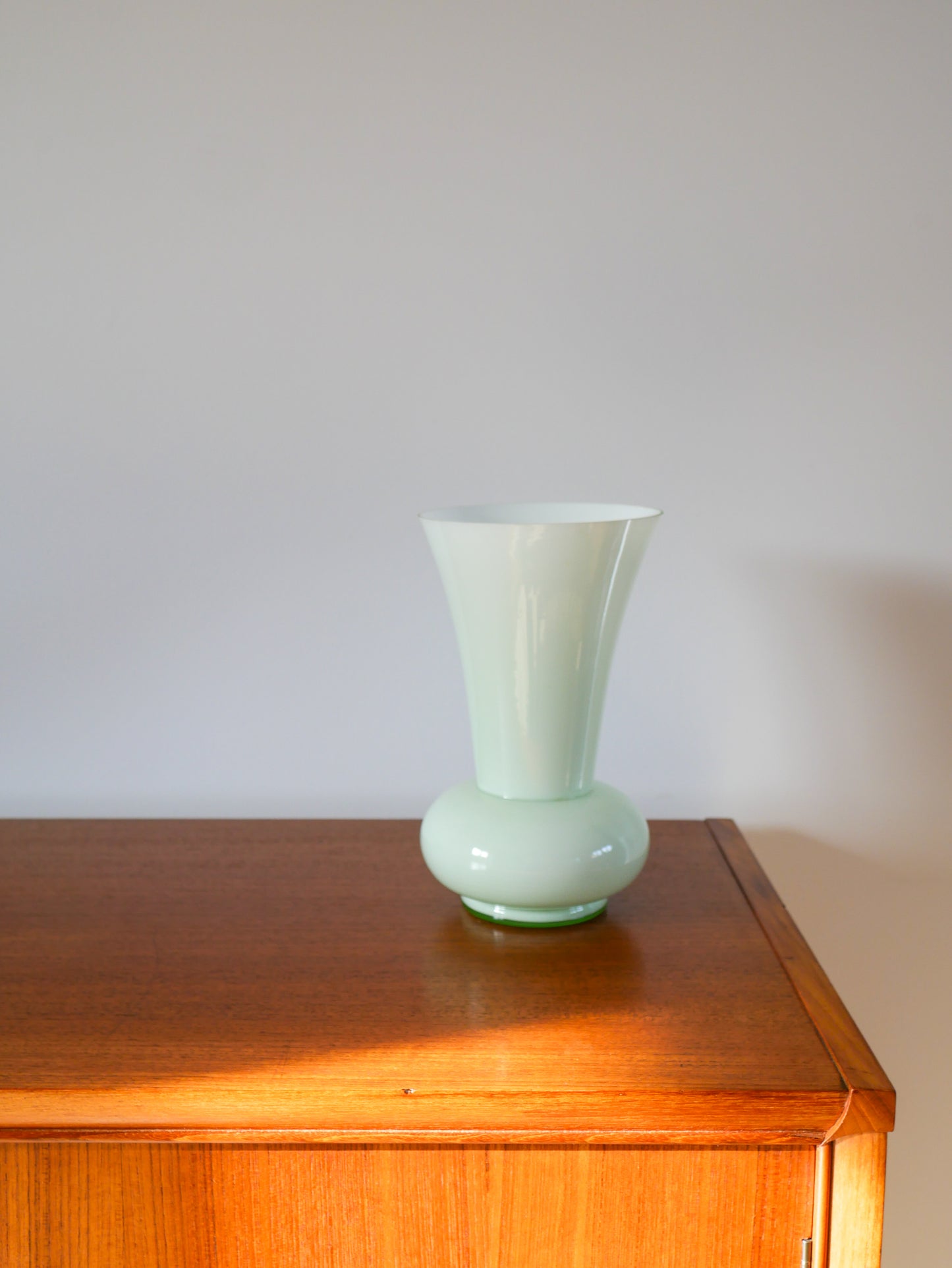 Grand vase en opaline vert opalescent 1970