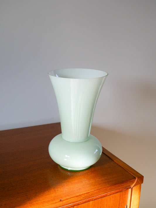 Grand vase en opaline vert opalescent 1970