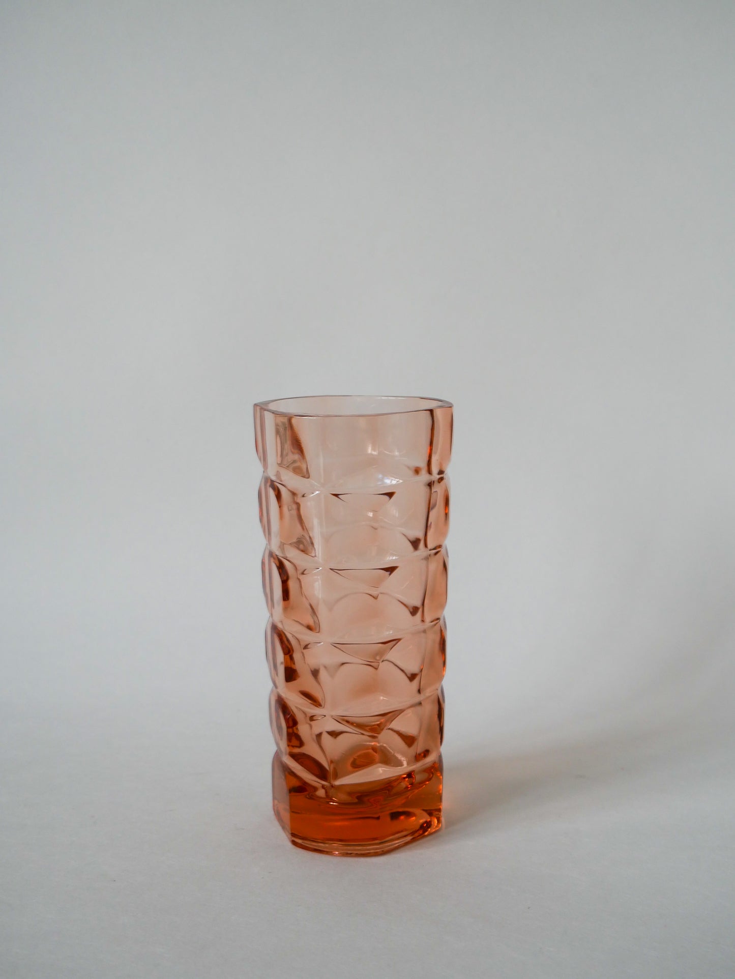 Vase en verre rose facetté 1950