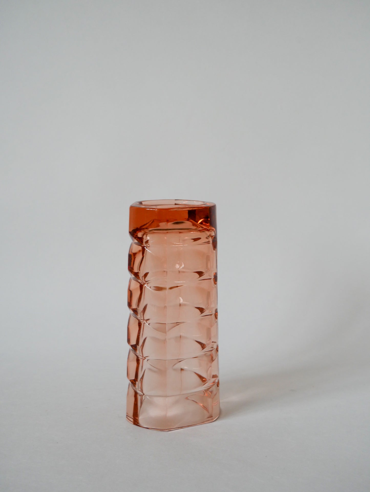 Vase en verre rose facetté 1950