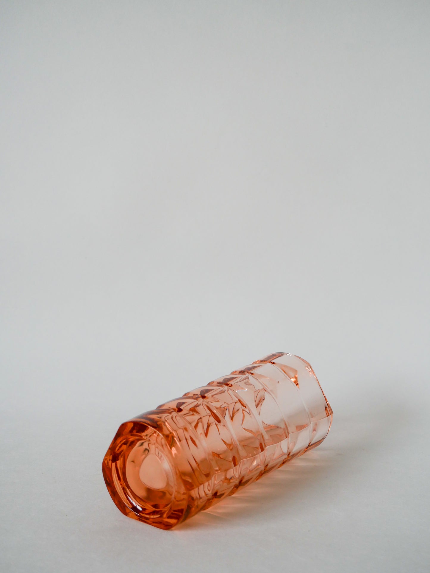 Vase en verre rose facetté 1950