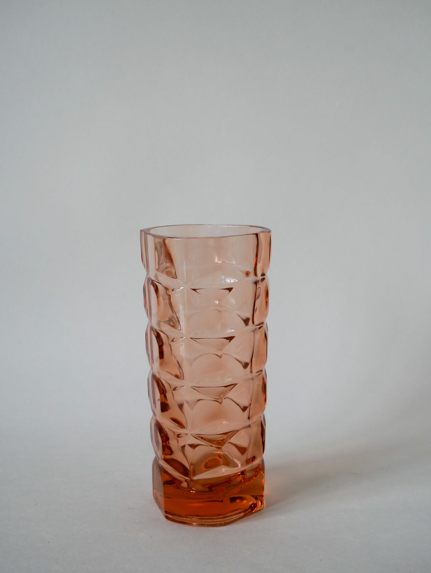 Vase en verre rose facetté 1950