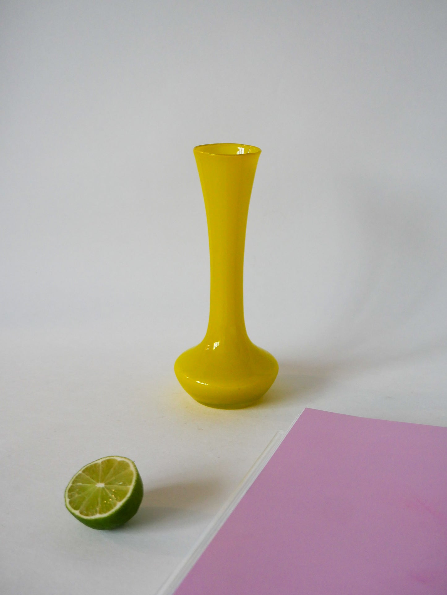 Vase en opaline jaune vif Design 1960