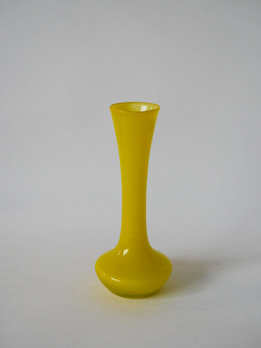 Vase en opaline jaune vif Design 1960