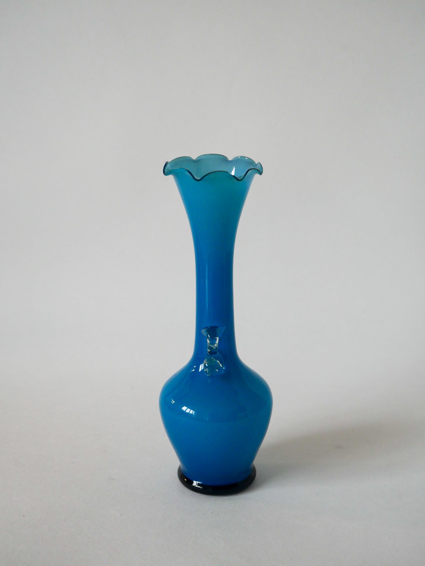 Vase en opaline bleu ciel dentelé et petites anses Design 1960