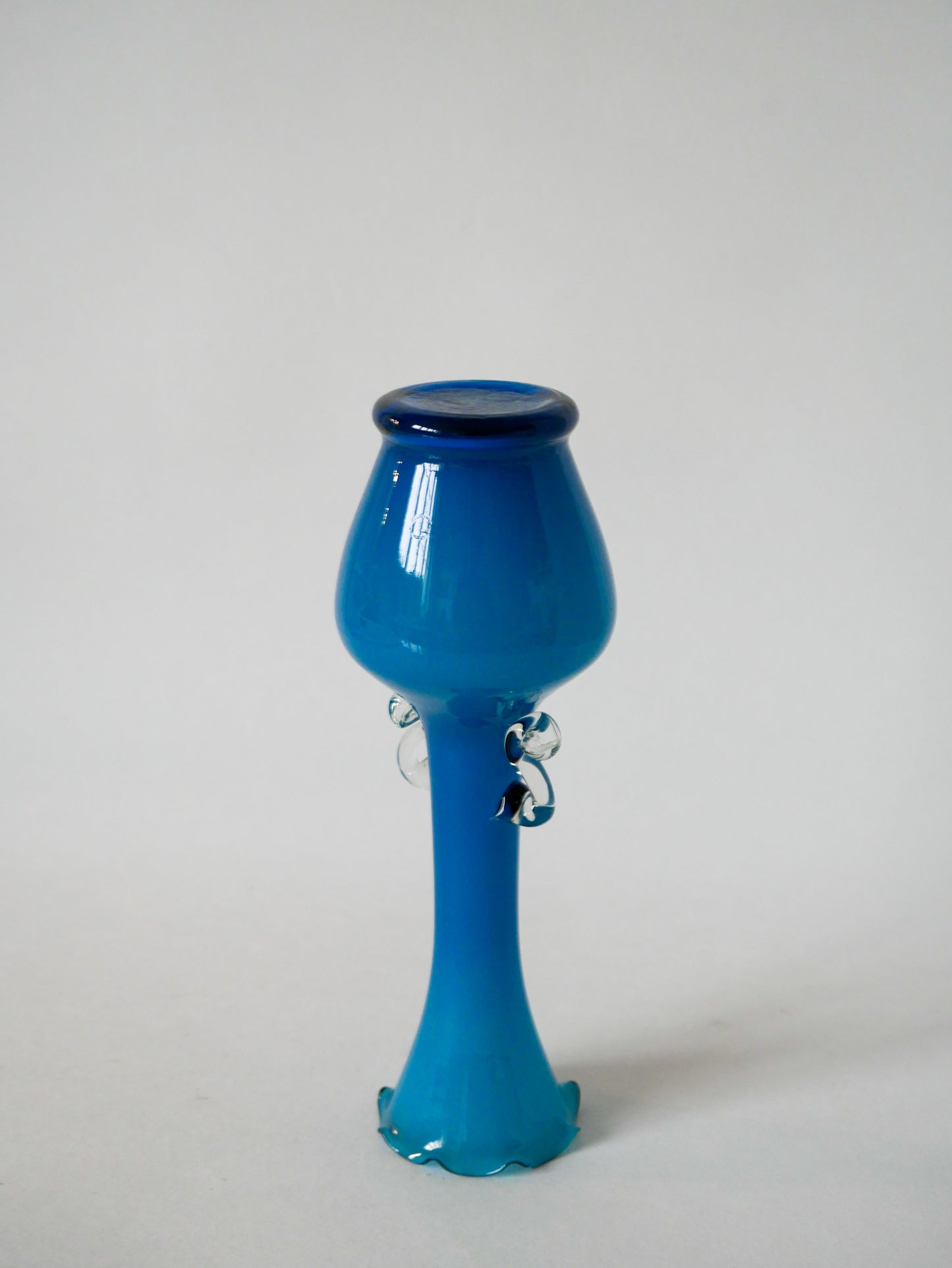 Vase en opaline bleu ciel dentelé et petites anses Design 1960