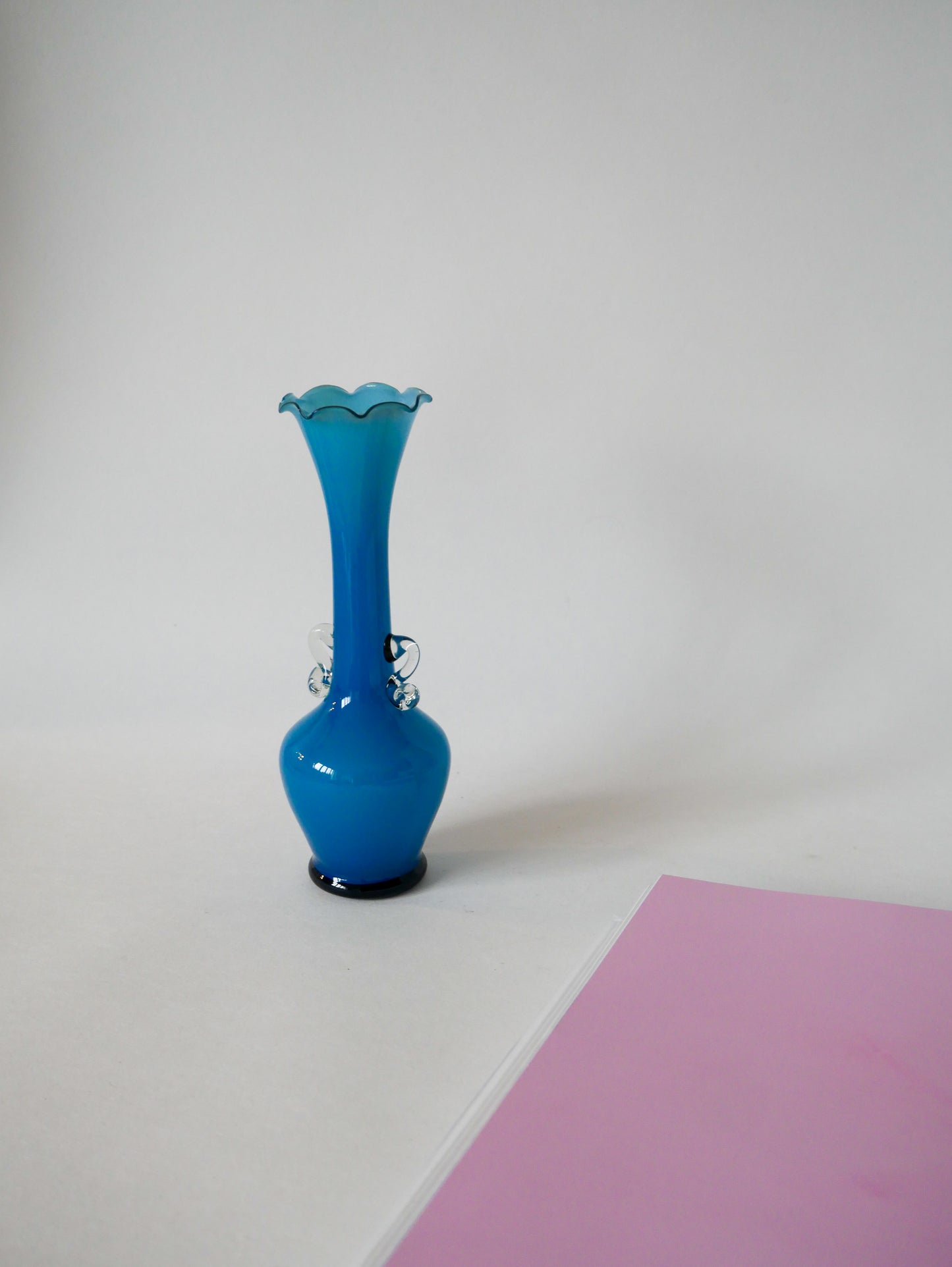 Vase en opaline bleu ciel dentelé et petites anses Design 1960