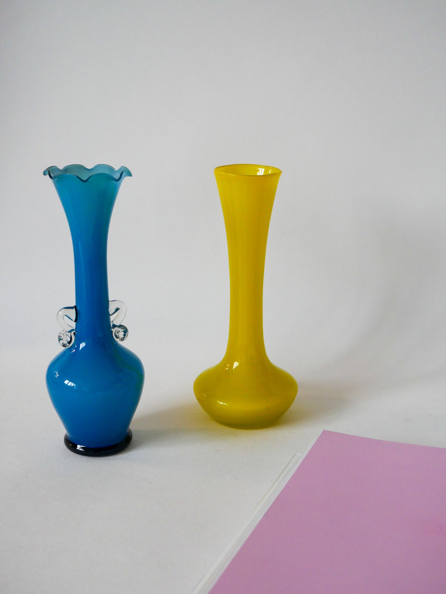 Vase en opaline bleu ciel dentelé et petites anses Design 1960