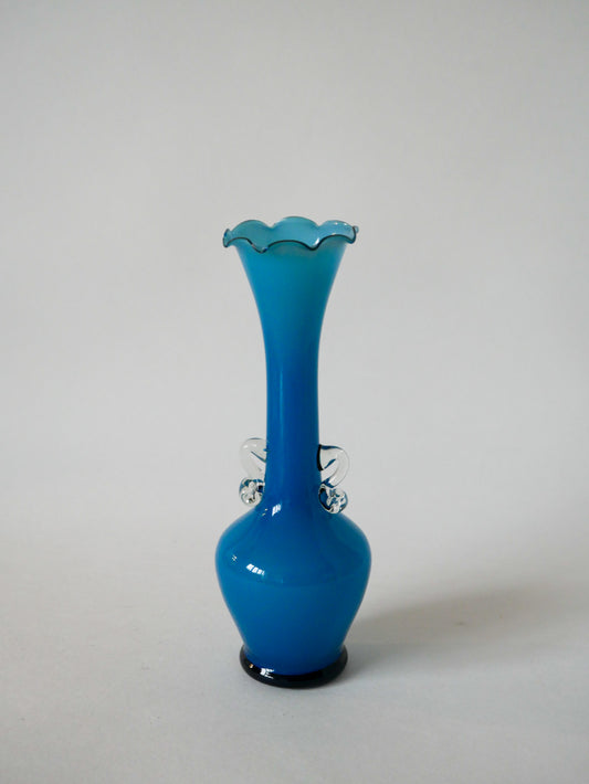 Vase en opaline bleu ciel dentelé et petites anses Design 1960