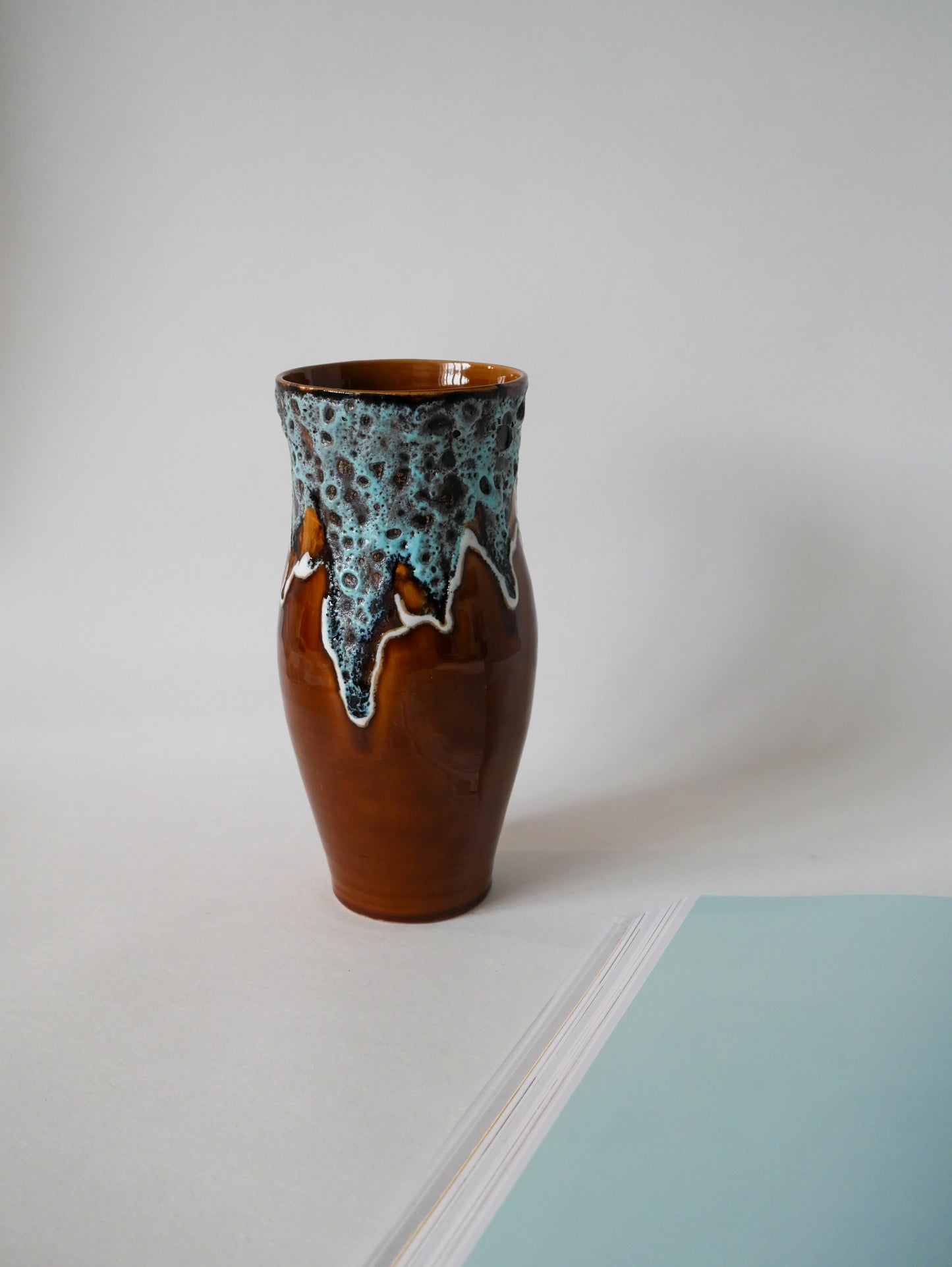 Vase en céramique et Fat Lava marron et bleu Germany 1970