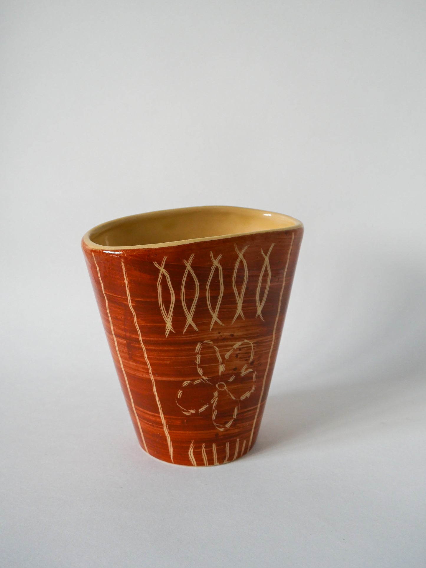 Vase en céramique beige et marron motifs numéroté 1970