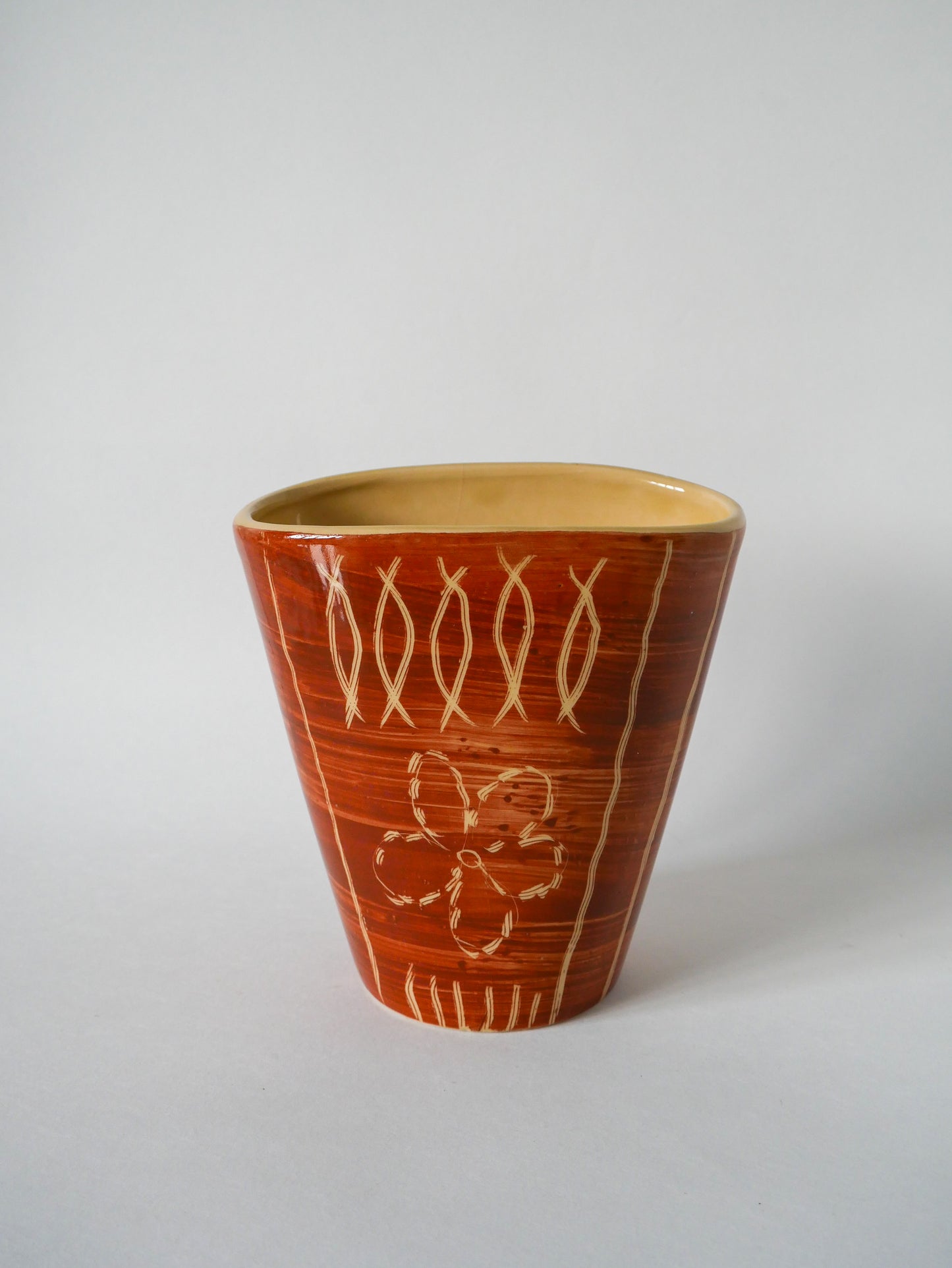 Vase en céramique beige et marron motifs numéroté 1970