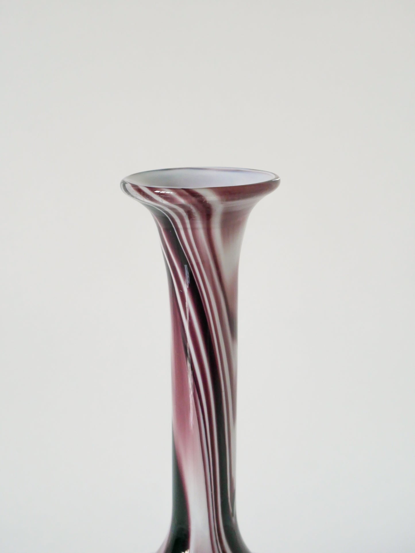 Grand vase en opaline violet et blanc style Murano 1960