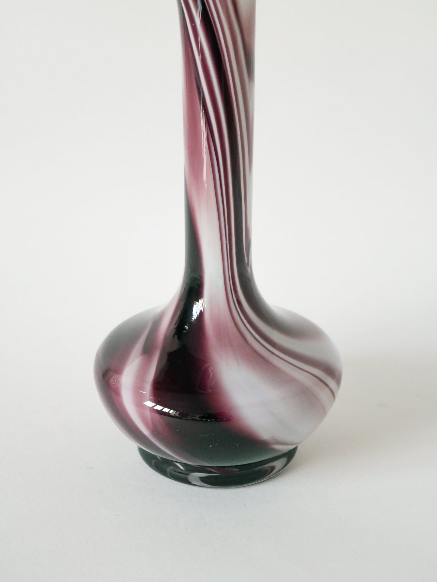 Grand vase en opaline violet et blanc style Murano 1960