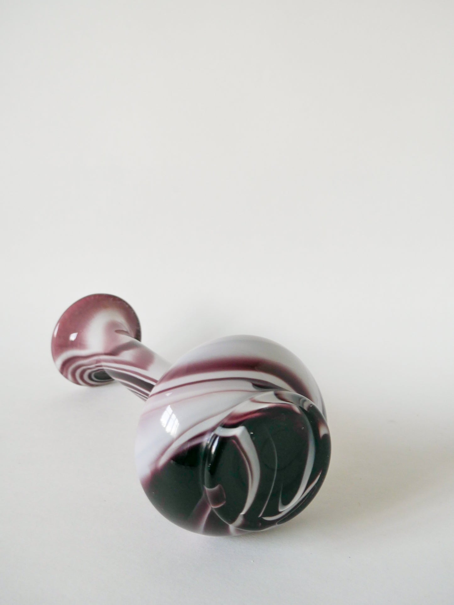 Grand vase en opaline violet et blanc style Murano 1960