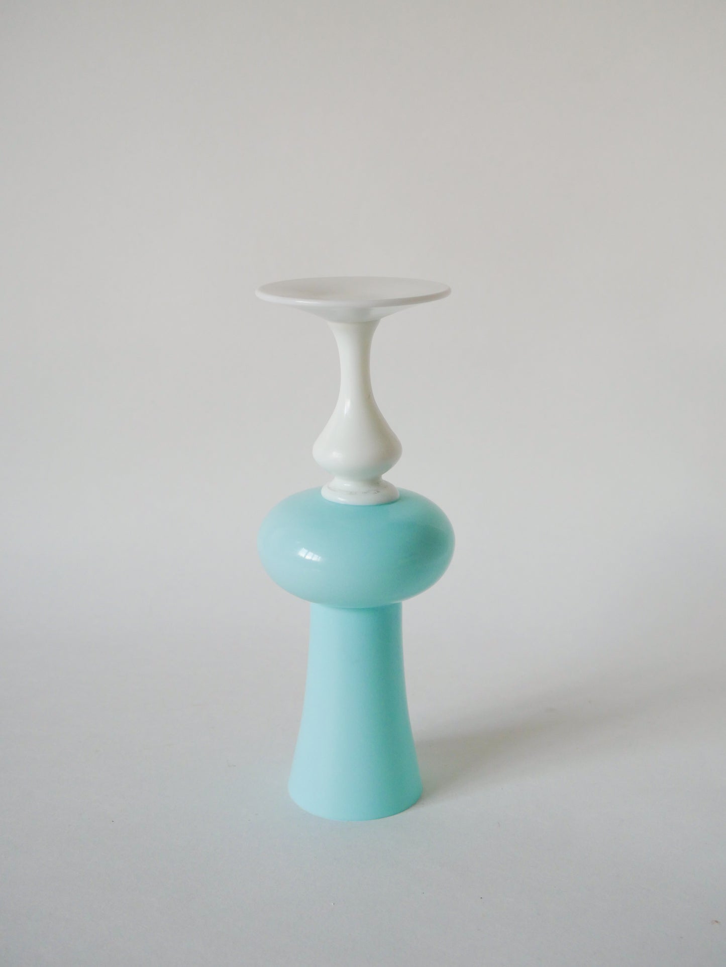 Vase en opaline bleu ciel et pieds blanc 1970