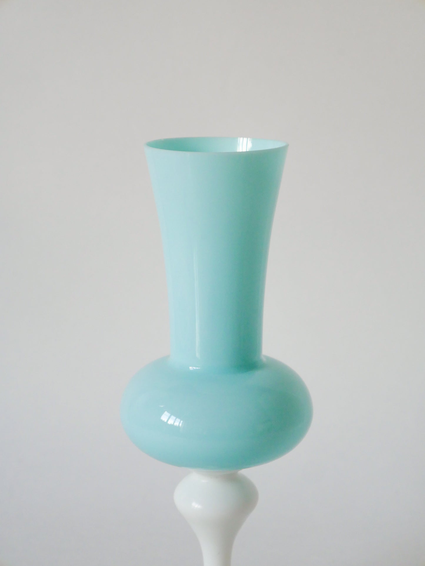 Vase en opaline bleu ciel et pieds blanc 1970