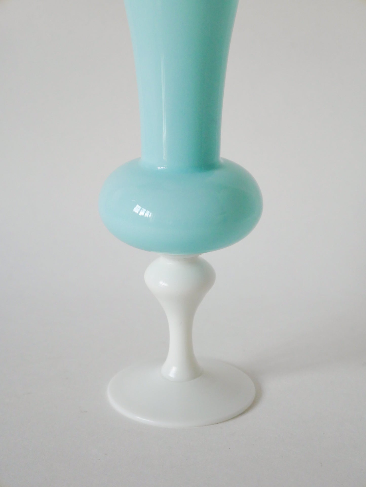 Vase en opaline bleu ciel et pieds blanc 1970