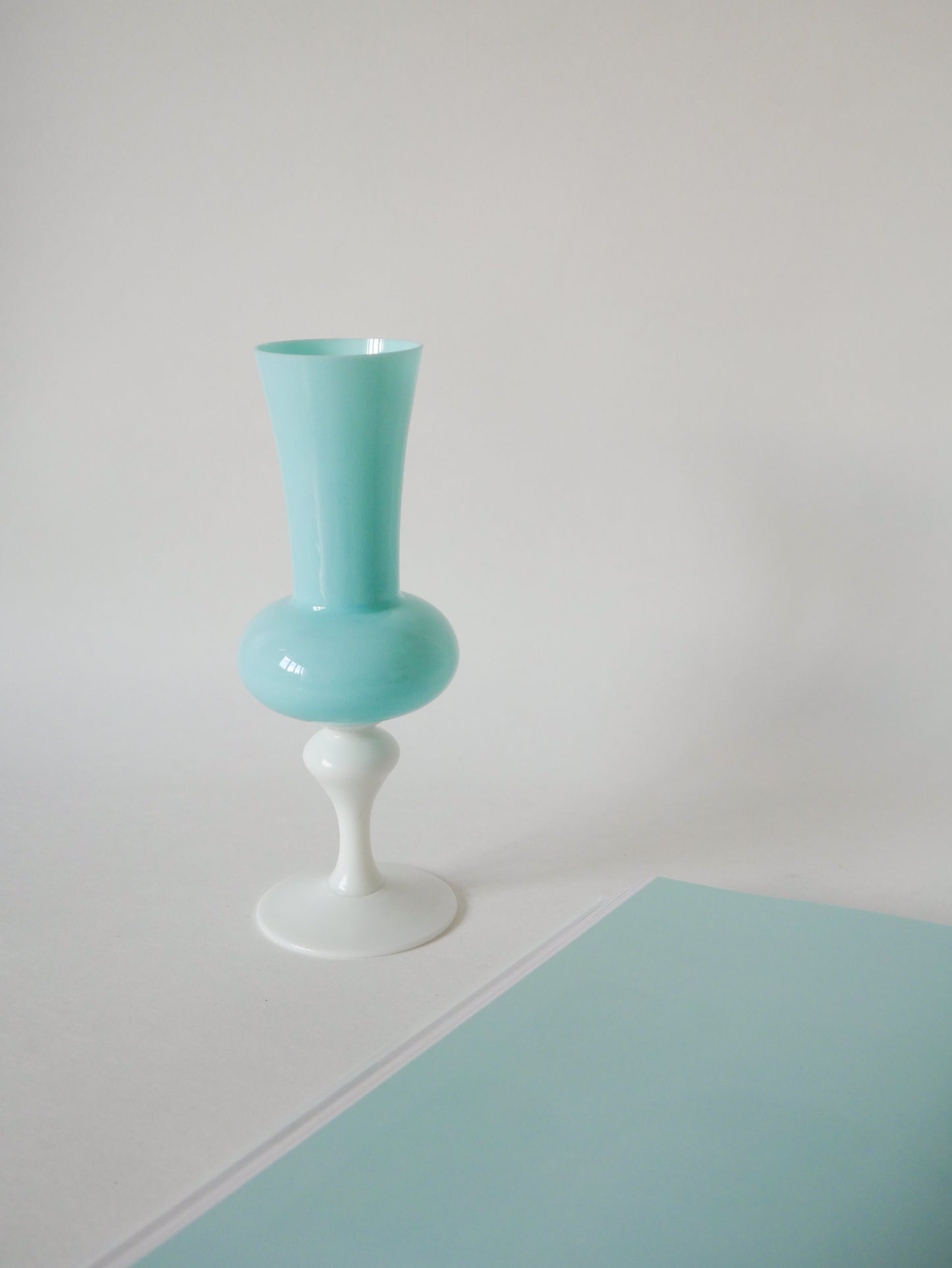 Vase en opaline bleu ciel et pieds blanc 1970