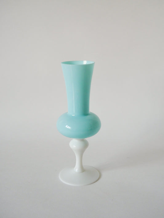 Vase en opaline bleu ciel et pieds blanc 1970