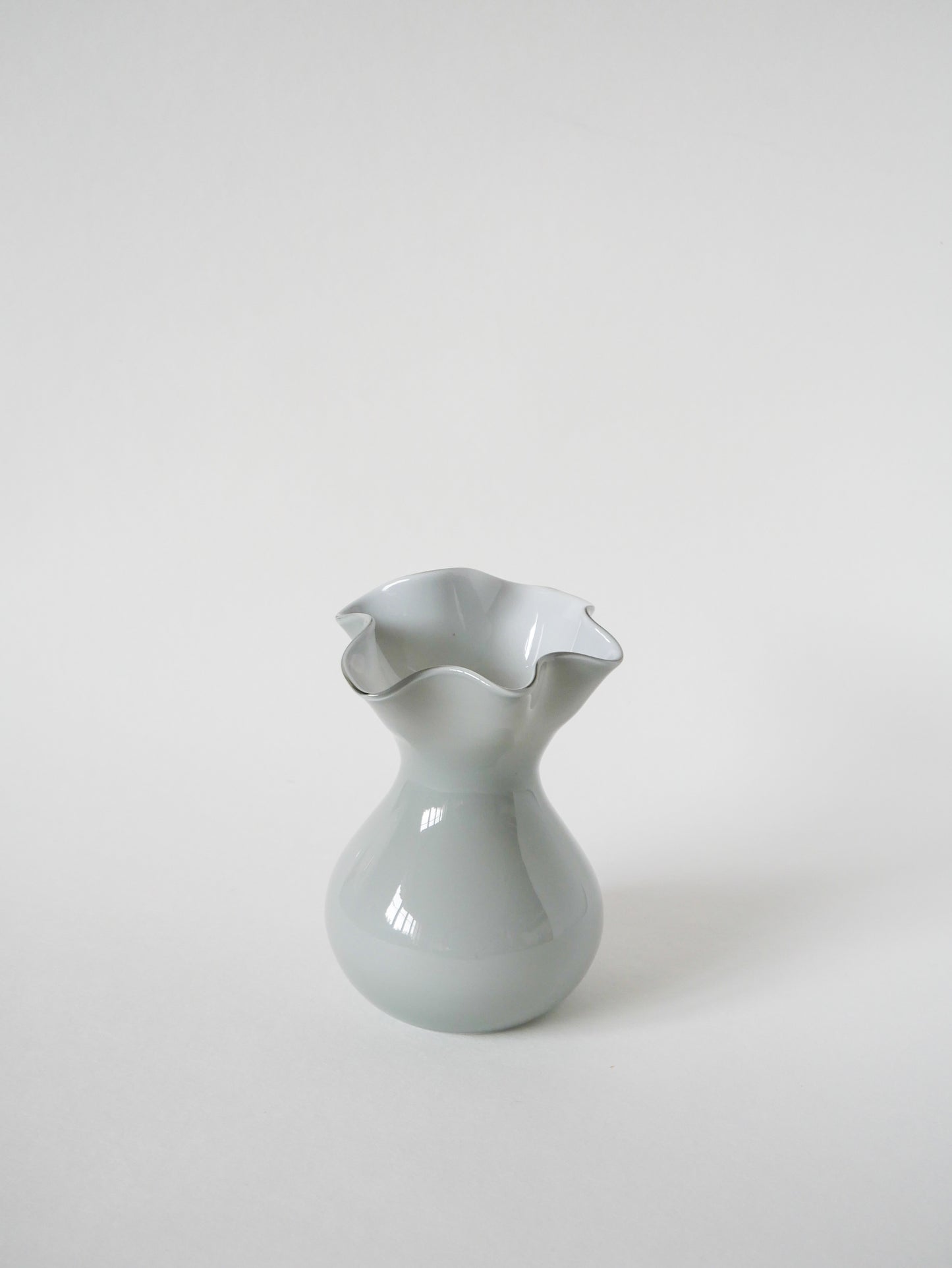 Vase en opaline gris corolle Design, 1960