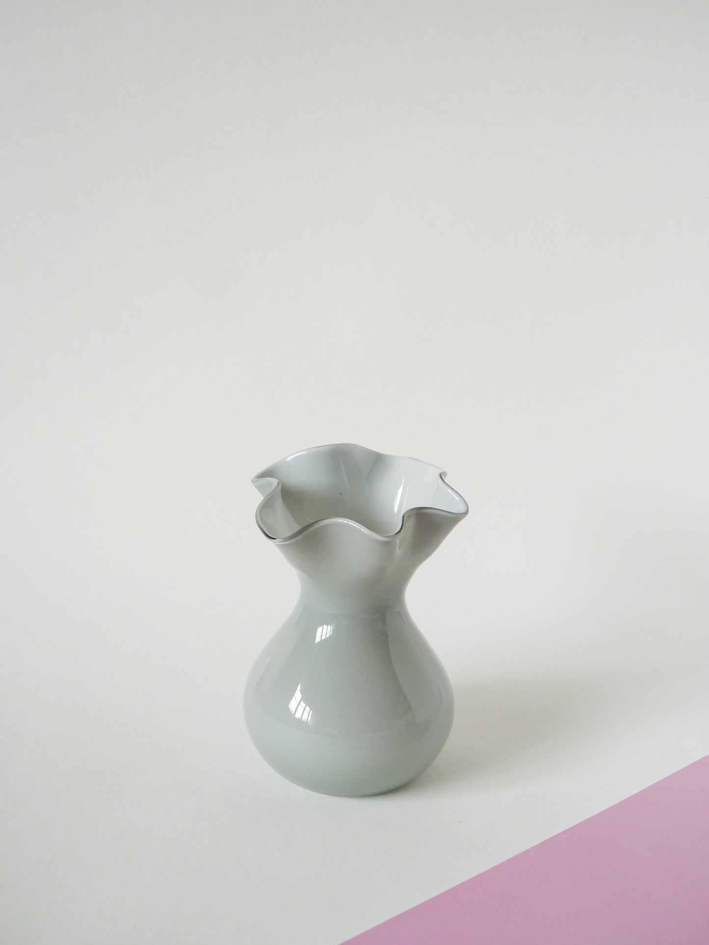 Vase en opaline gris corolle Design, 1960