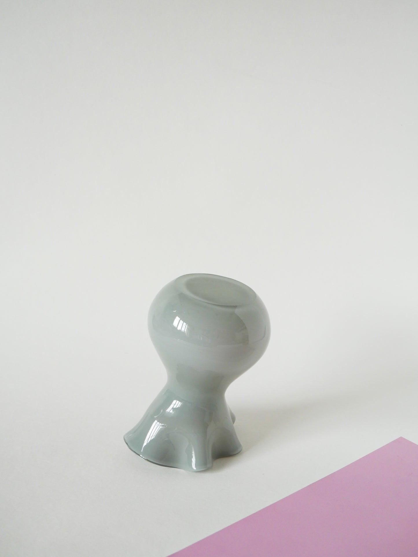 Vase en opaline gris corolle Design, 1960