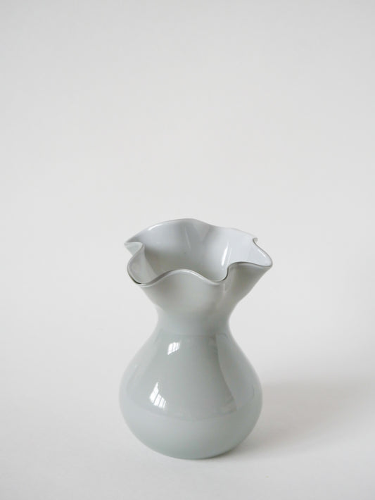 Vase en opaline gris corolle Design, 1960