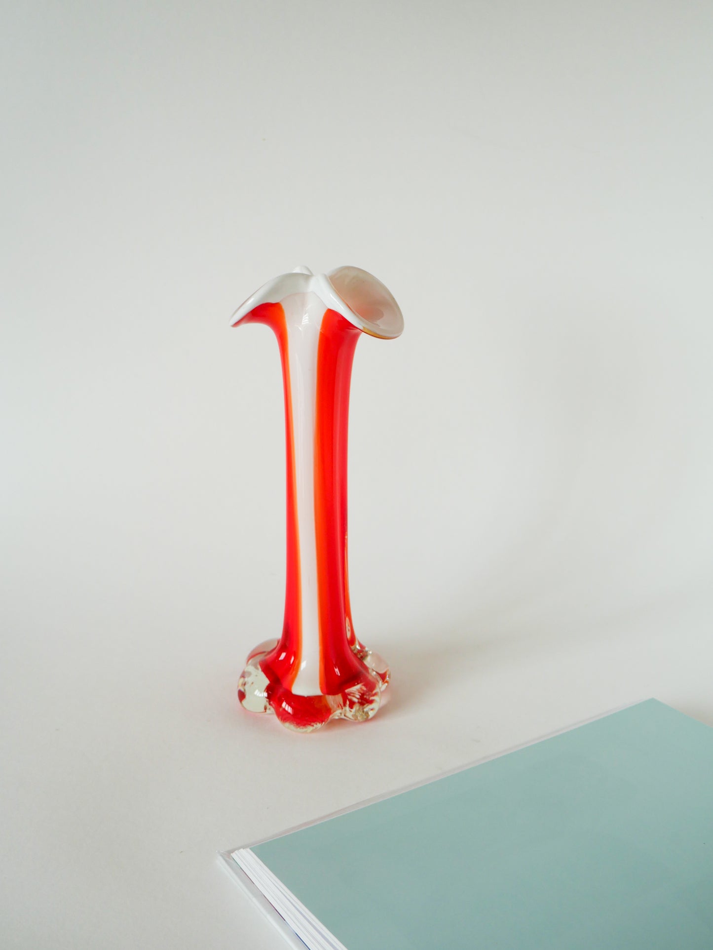 Vase en pâte de verre orange et opaline, 1970