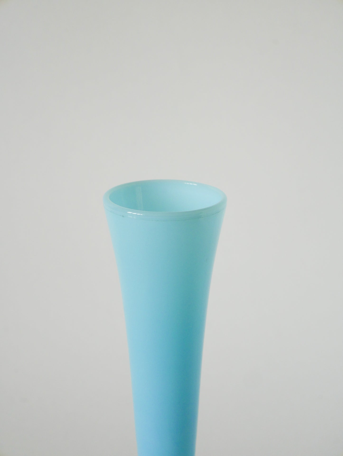 Vase en opaline bleu ciel, 1970